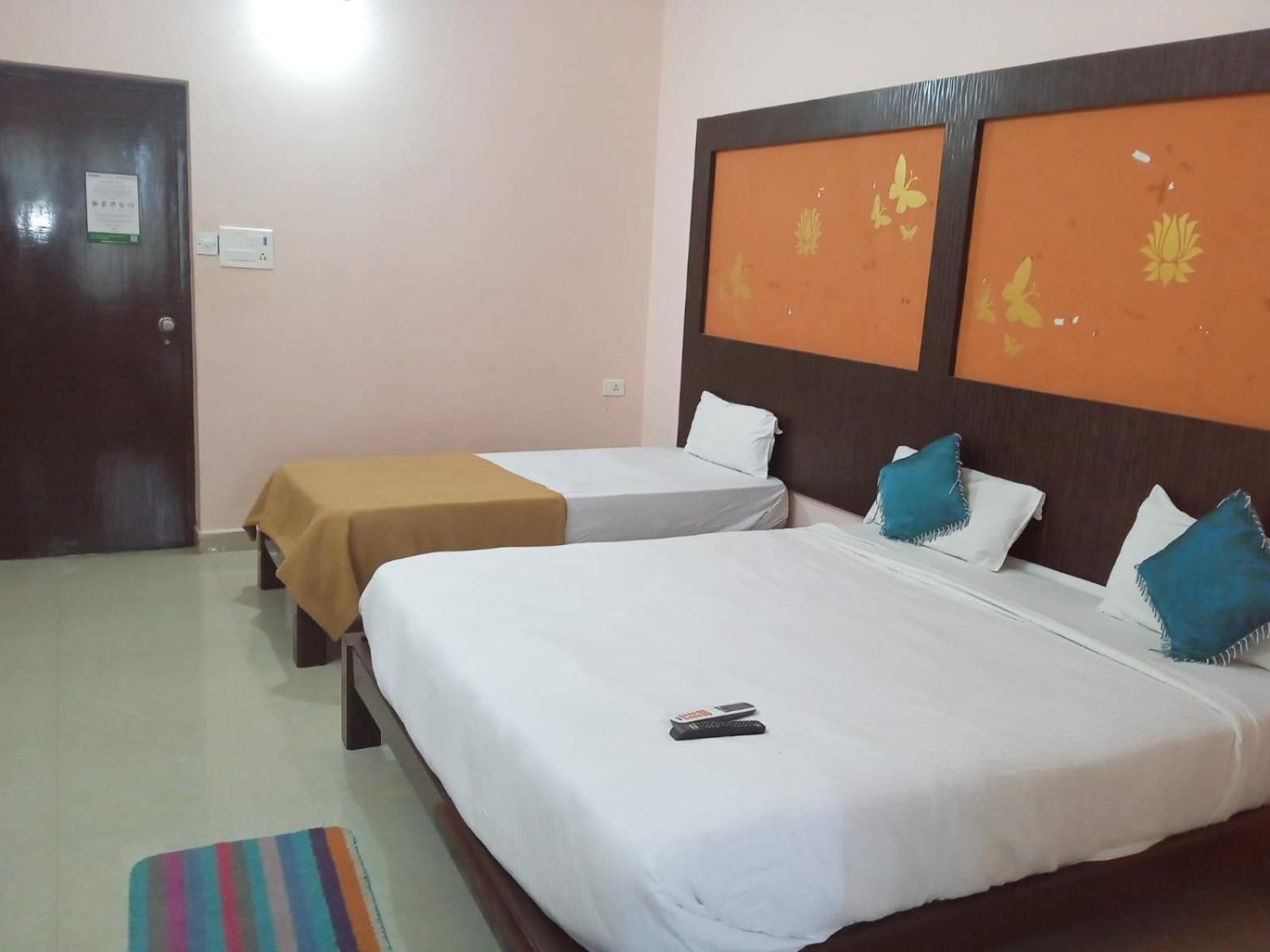 Grand Jp Inn Near 2 Km From Gundlupet Bus Stand Zewnętrze zdjęcie