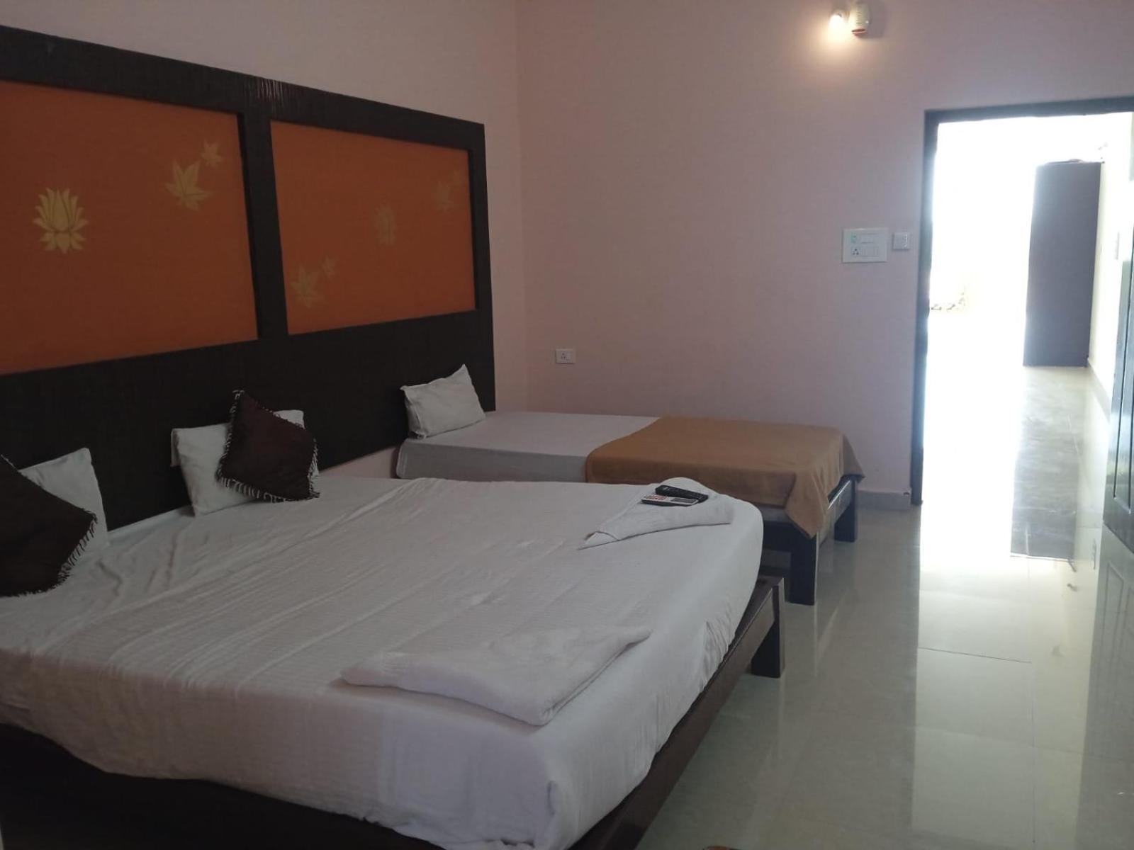 Grand Jp Inn Near 2 Km From Gundlupet Bus Stand Zewnętrze zdjęcie