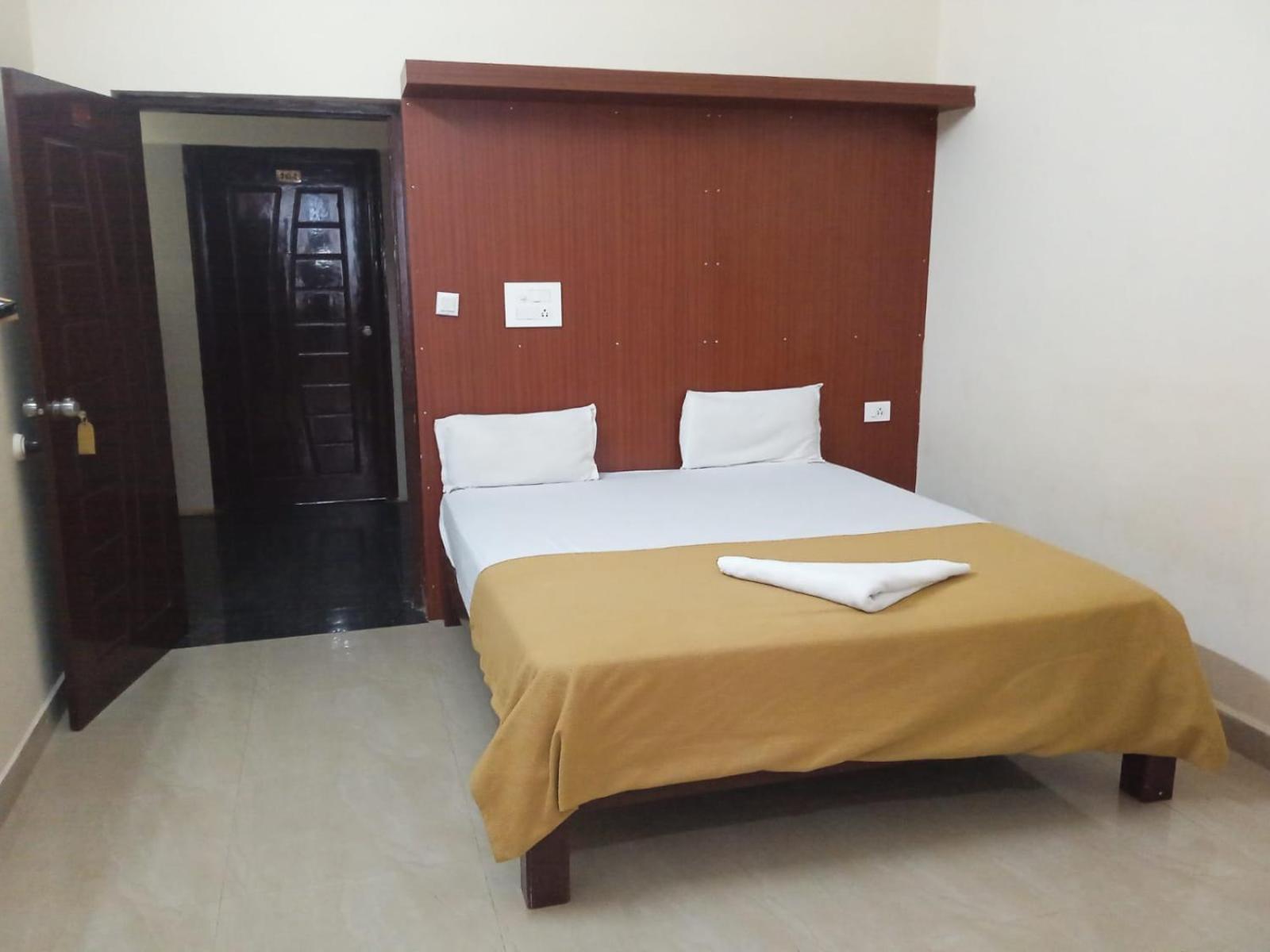 Grand Jp Inn Near 2 Km From Gundlupet Bus Stand Zewnętrze zdjęcie