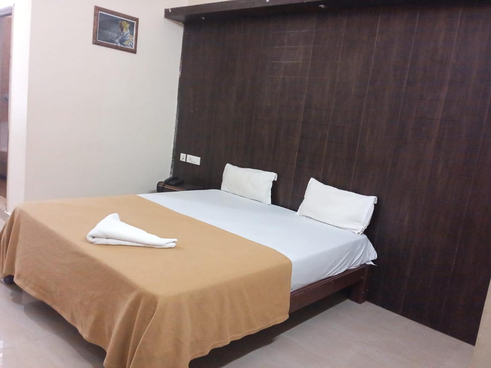 Grand Jp Inn Near 2 Km From Gundlupet Bus Stand Zewnętrze zdjęcie